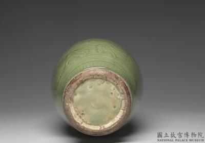 图片[2]-Olive-shaped vase with incised floral design in celadon glaze, Longquan ware, Ming Dynasty (1368-1644)-China Archive